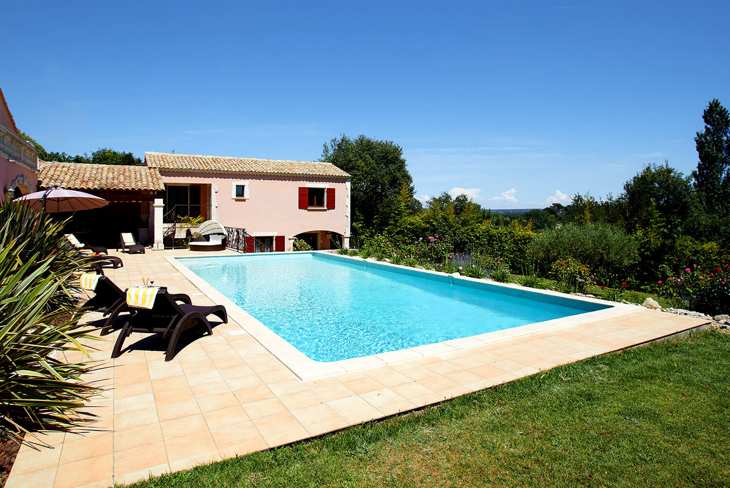 sustain_maintain_pool_house_management_uzes_6325